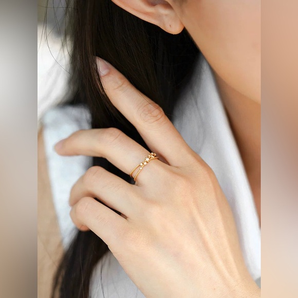 ✨Host Pick✨18K Yellow Gold and Diamond Starry Night Crossover Ring - Picture 3 of 15